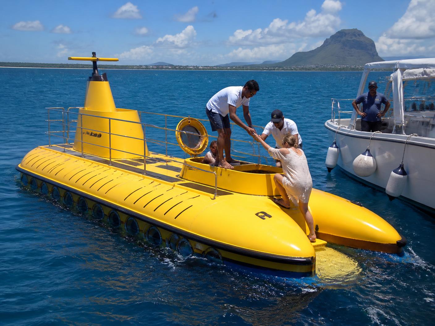 Blue Safari Submarine